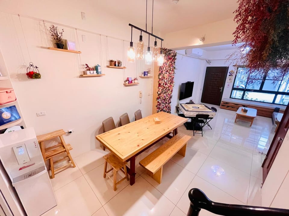 TV and multimedia, Kitchen or kitchenette, Living room, Seating area, Dining area