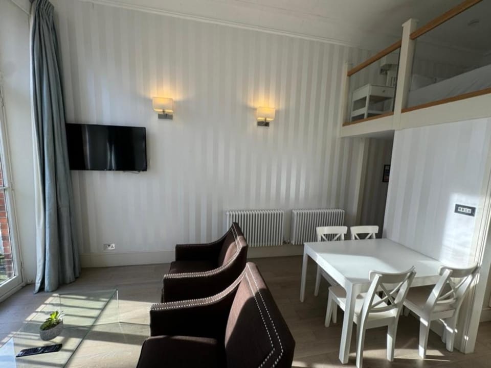 Luxury mezzanine apartment in Kensington / Earls Court Garden Square Apartment in City of Westminster