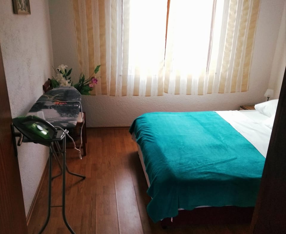 Bed, TV and multimedia, Bedroom