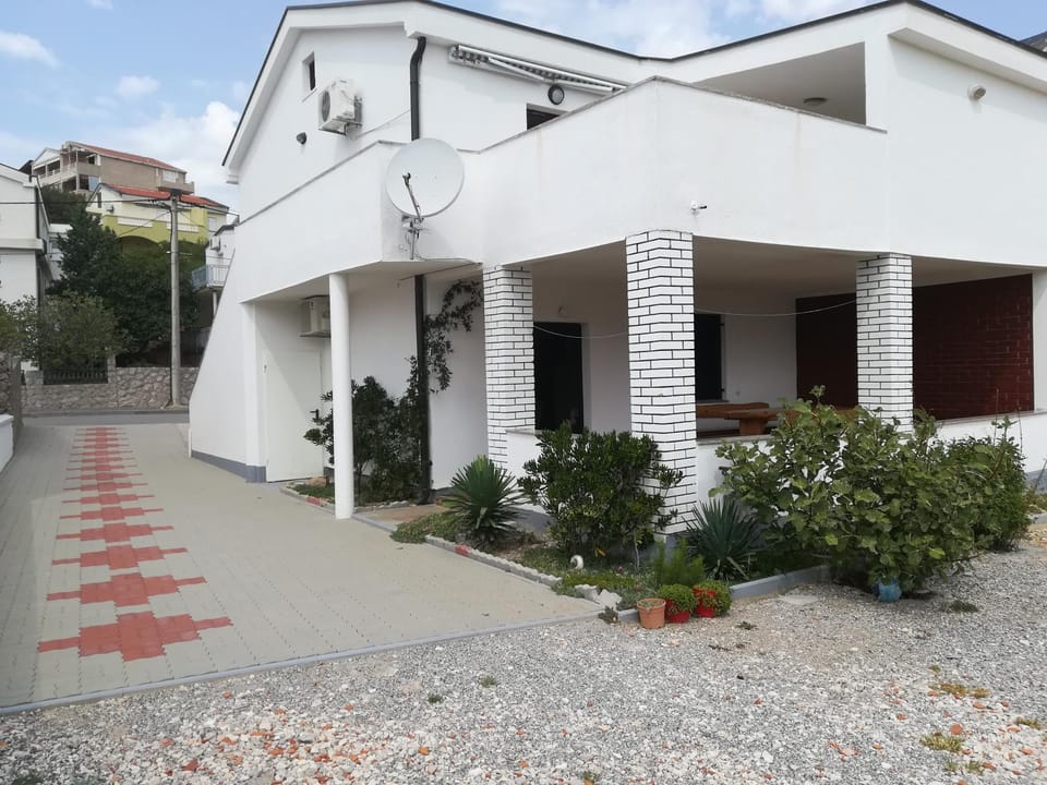 Property building, Patio, Facade/entrance, Garden