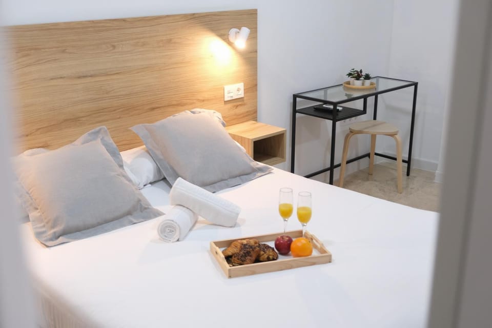 Bed, Food and drinks, Photo of the whole room, Bedroom, Food, Drinks