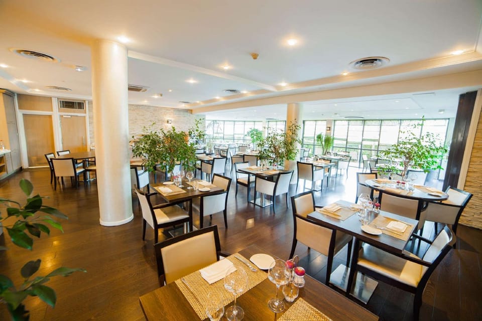 Restaurant/places to eat, Dining area, On site