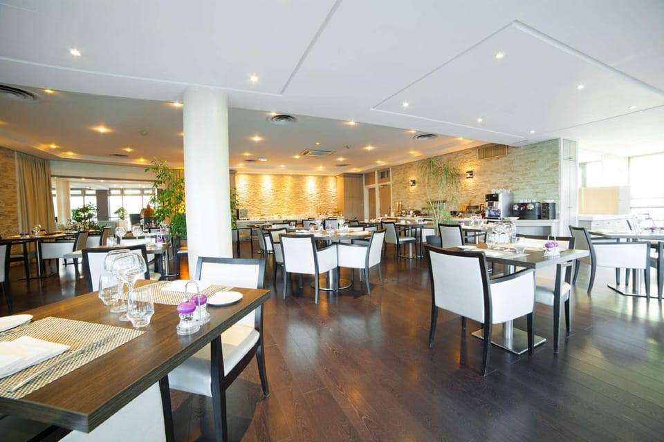 Restaurant/places to eat, Dining area, On site