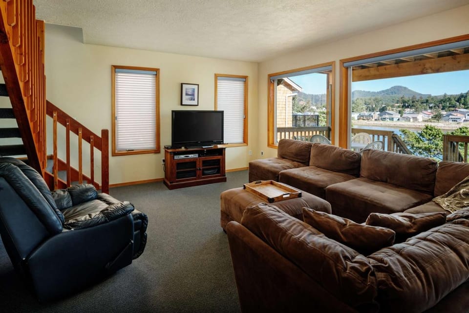 Rivers Edge Retreat House in Pacific City