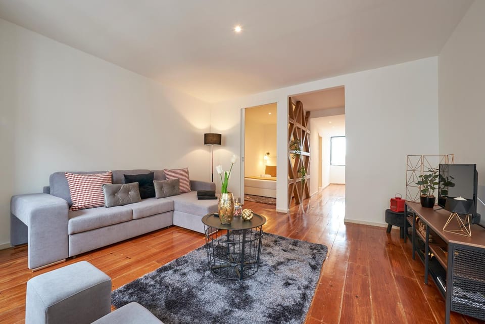 Communal lounge/ TV room, City view, Landmark view