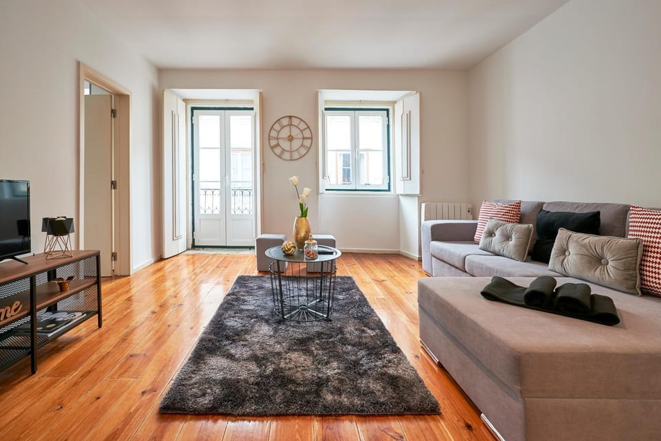 Communal lounge/ TV room, City view, Landmark view
