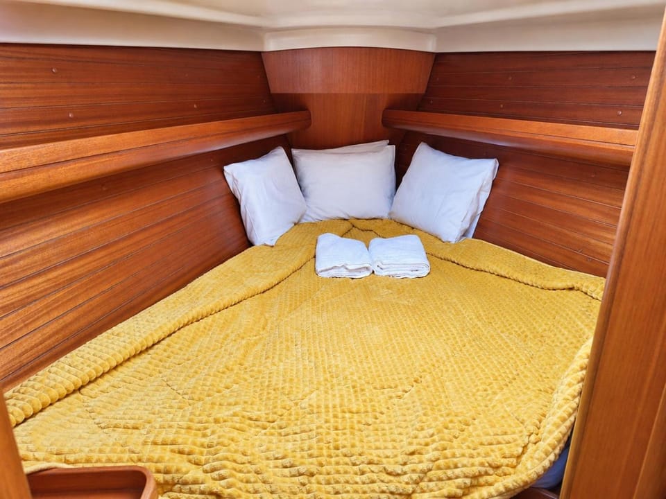 Sleep on a Sailboat in Lisbon a unique stay Apartment in Lisbon
