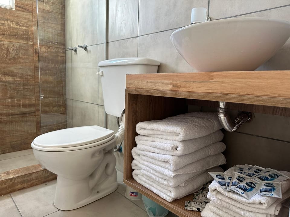 Shower, Toilet, Bathroom, bidet, towels