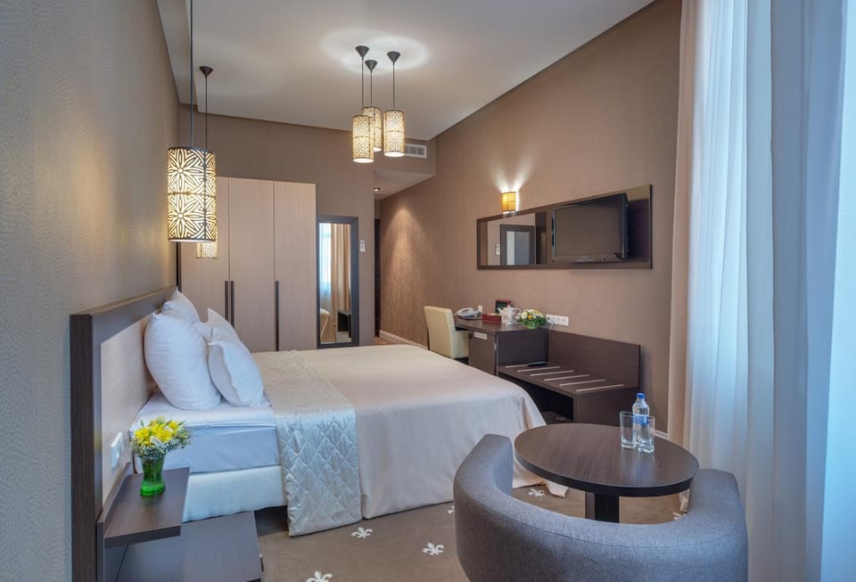 Bed, TV and multimedia, Photo of the whole room, Bedroom