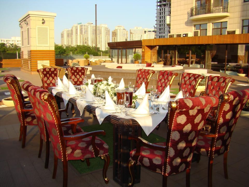 Restaurant/places to eat, Restaurant/places to eat, Banquet/Function facilities, On site