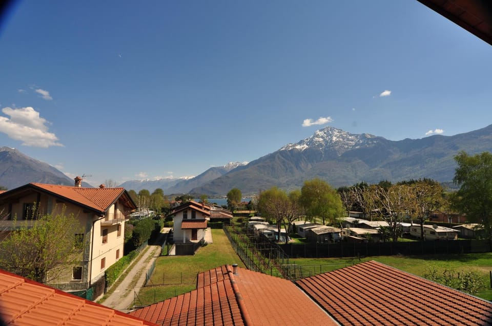 Bed, Bird's eye view, Balcony/Terrace, Photo of the whole room, Decorative detail, Decorative detail, Lake view, Mountain view
