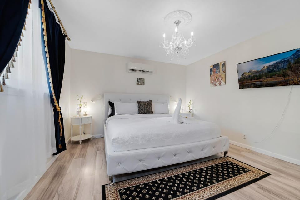 Bed, TV and multimedia, Bedroom