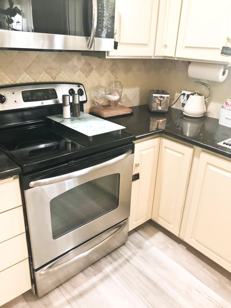 Coffee/tea facilities, Kitchen or kitchenette, stove, toaster