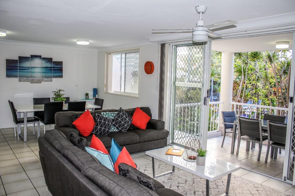 TV and multimedia, Balcony/Terrace, Living room, Seating area, Dining area