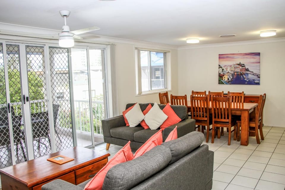 Balcony/Terrace, Living room, Seating area, Dining area, Family