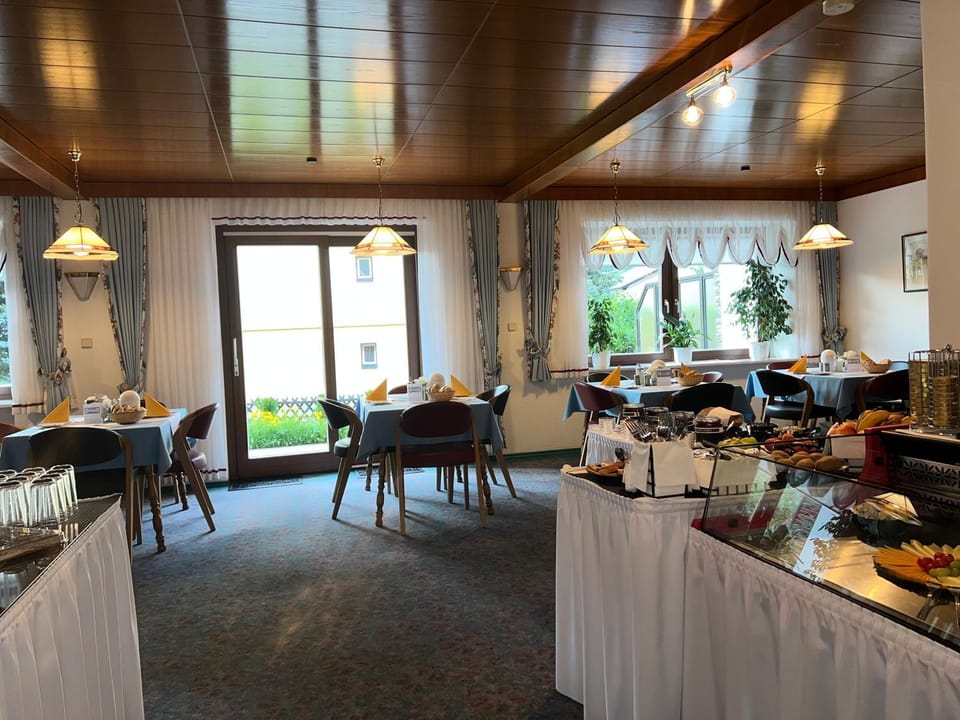 Restaurant/places to eat, Breakfast, Buffet breakfast