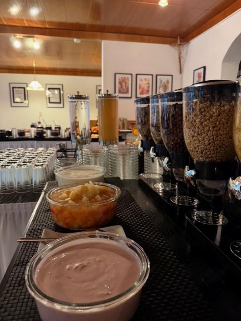 Restaurant/places to eat, Breakfast, Buffet breakfast