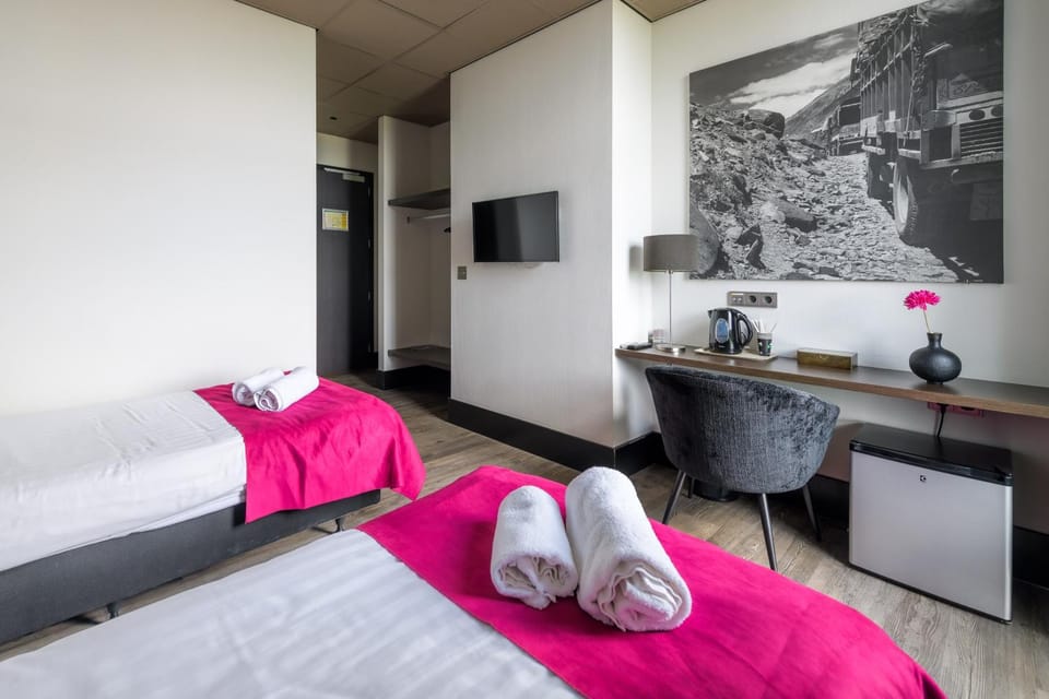 Bed, TV and multimedia, Photo of the whole room, Bedroom, towels