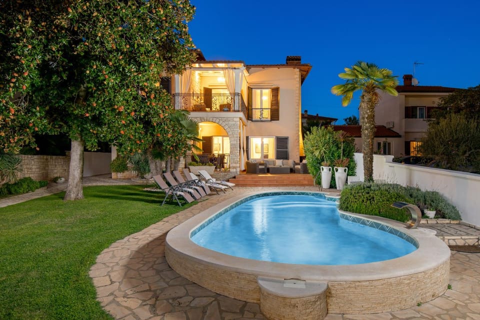 Property building, Patio, Night, Natural landscape, Garden, Garden, Balcony/Terrace, Garden view, Pool view, Swimming pool