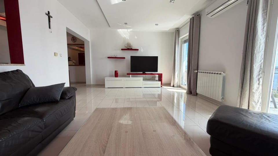 TV and multimedia, Living room, Seating area, Evening entertainment, internet
