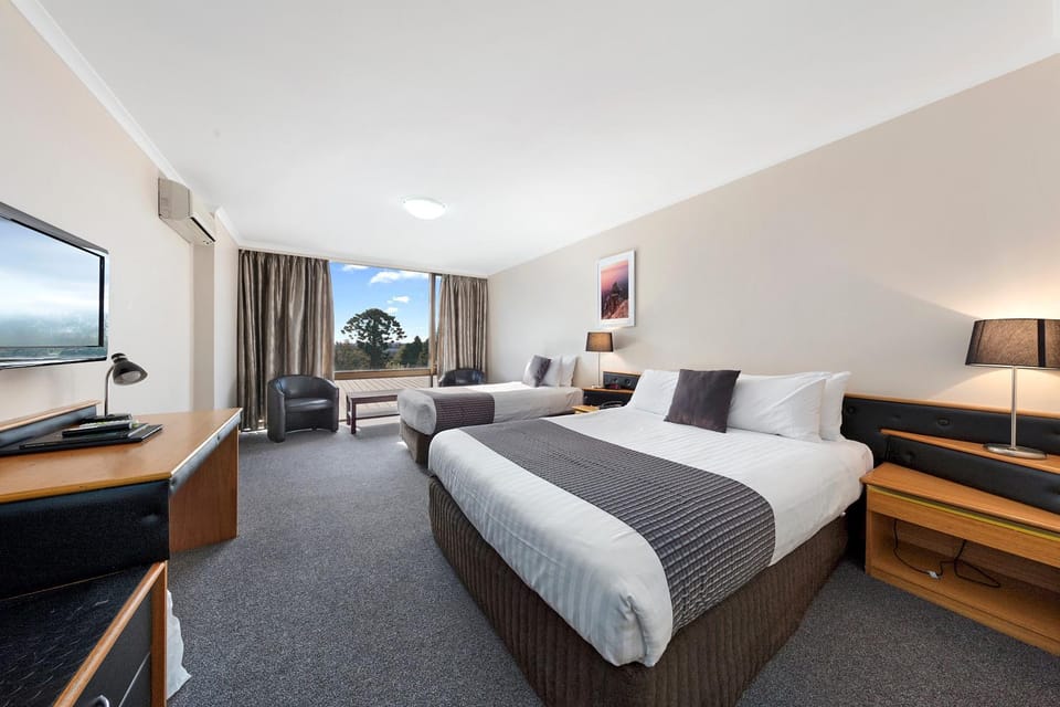 Communal lounge/ TV room, Bed, TV and multimedia, Living room, Seating area, Bedroom