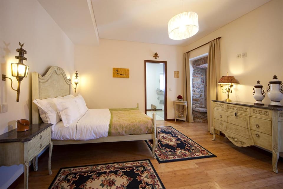 Toilet, Bed, Photo of the whole room, Bedroom