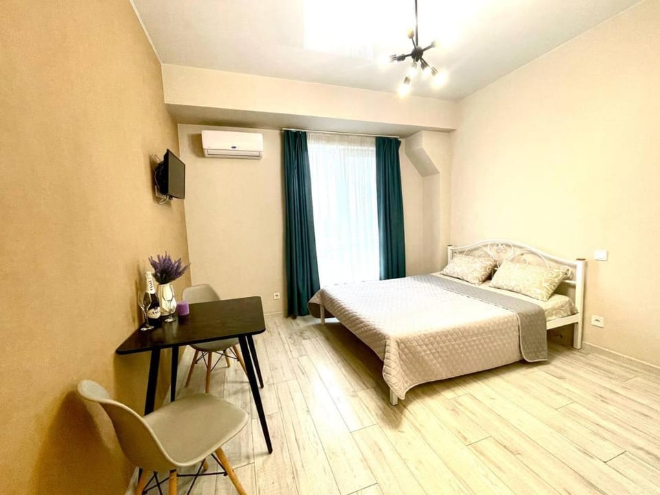 Bed, TV and multimedia, Photo of the whole room, Bedroom, air conditioner