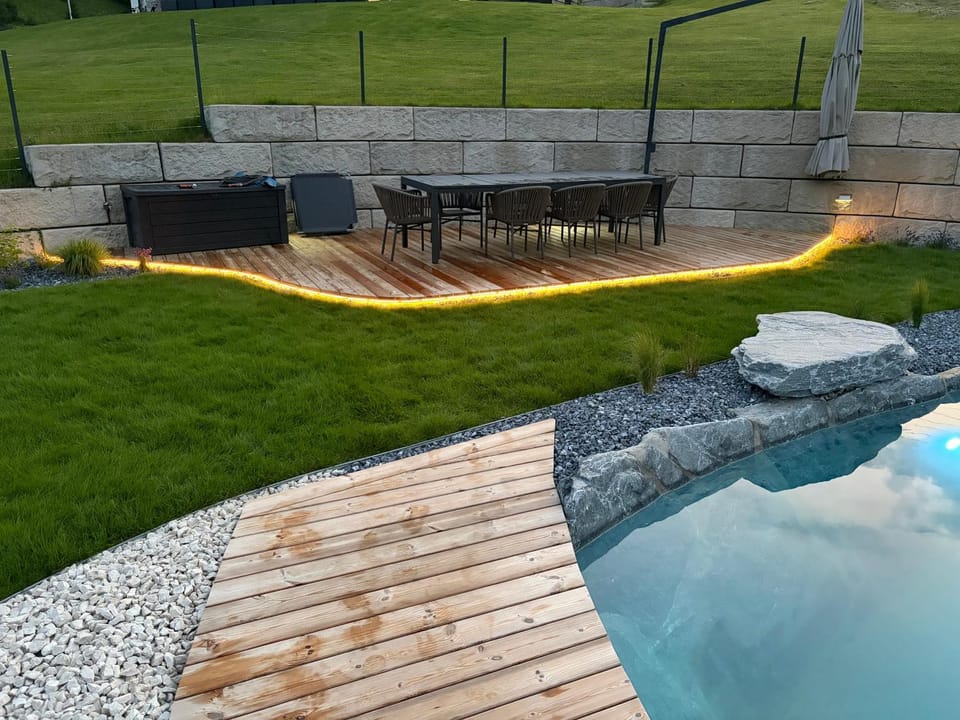 Restaurant/places to eat, Swimming pool