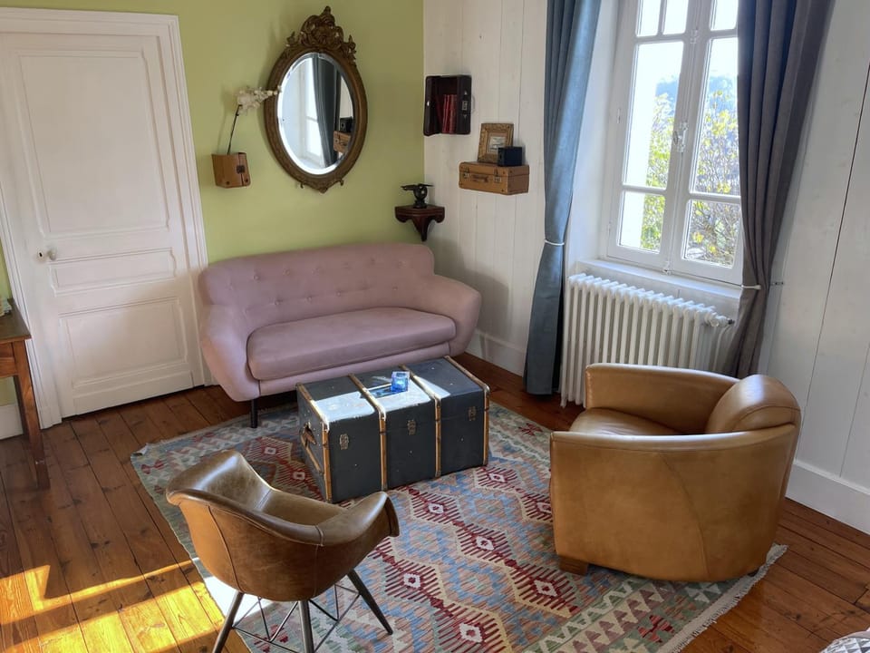 Living room, Photo of the whole room, Seating area, Bedroom