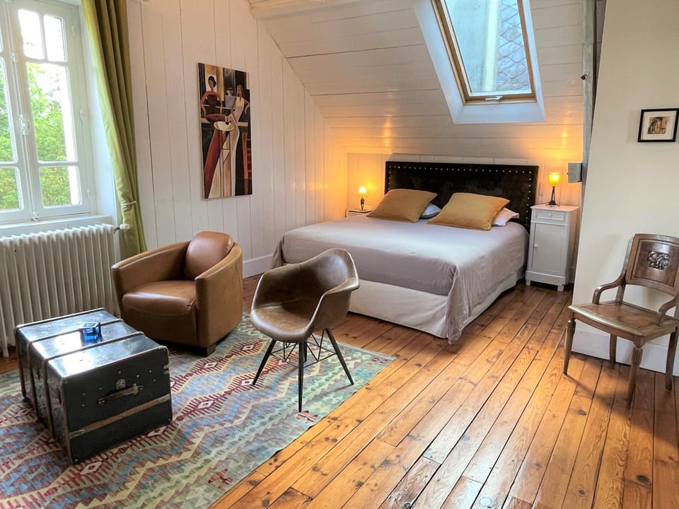 Photo of the whole room, Bedroom