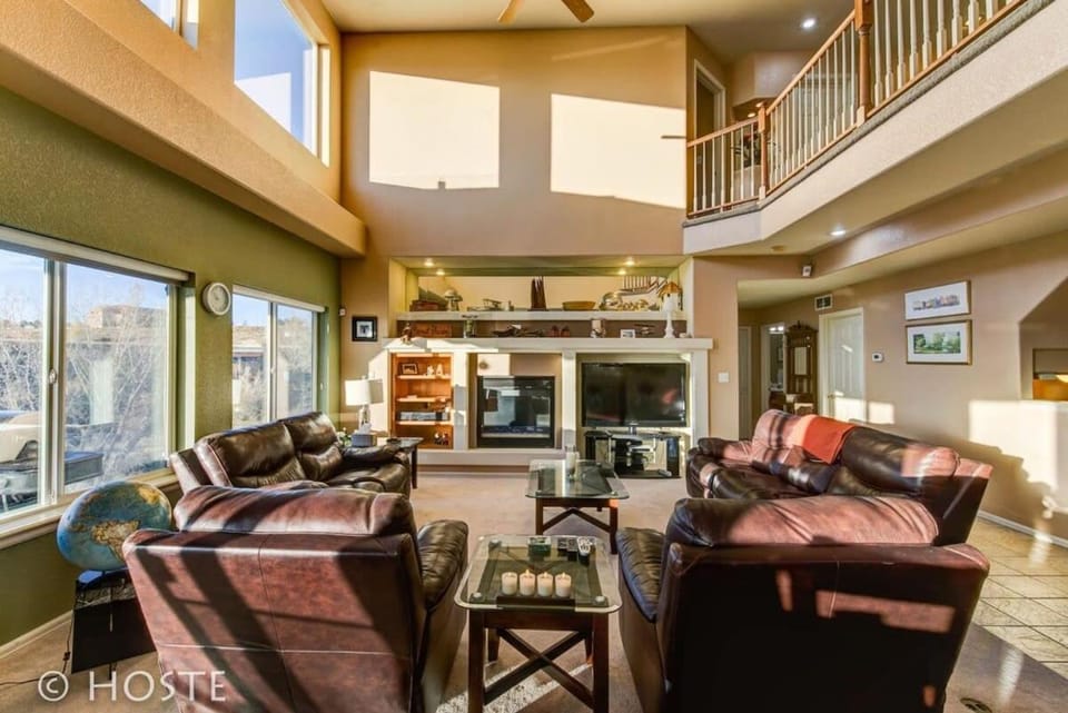 *H* 5BR Home Getaway w/HOT TUB ** House in Colorado Springs