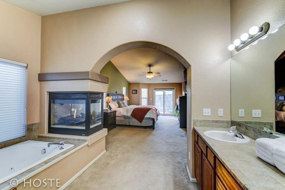 *H* 5BR Home Getaway w/HOT TUB ** House in Colorado Springs