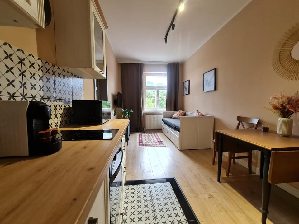 Kitchen or kitchenette, Living room, minibar