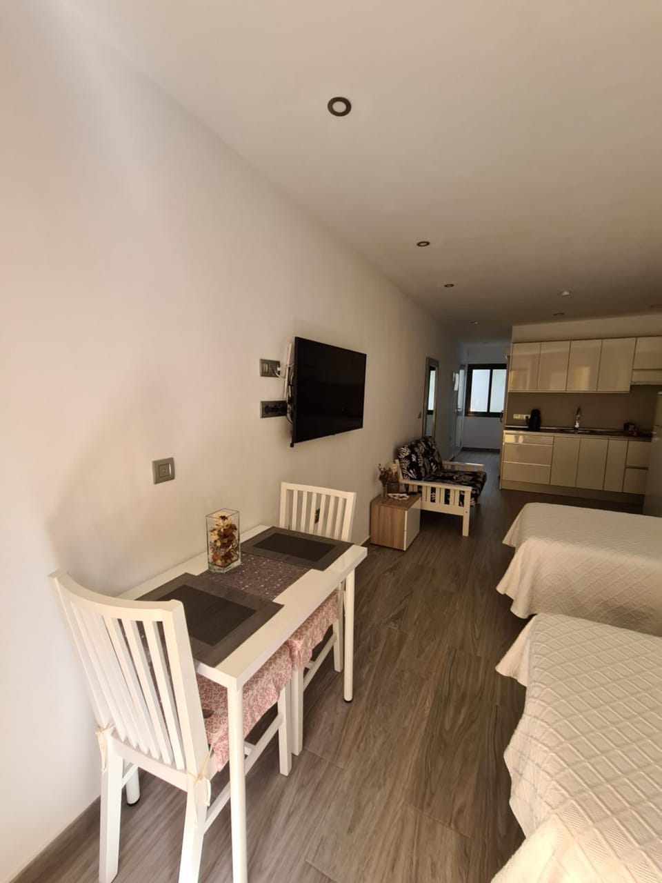 Photo of the whole room, Seating area