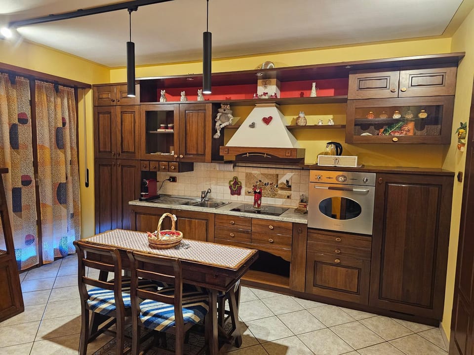 Kitchen or kitchenette, Dining area, stove