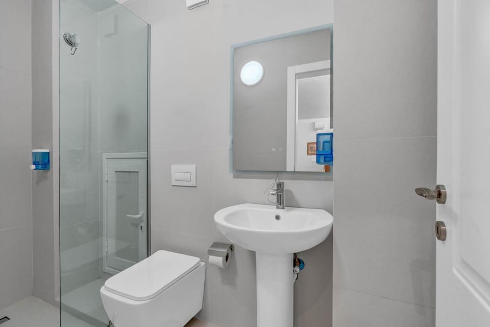 Shower, Toilet, Bathroom, towels