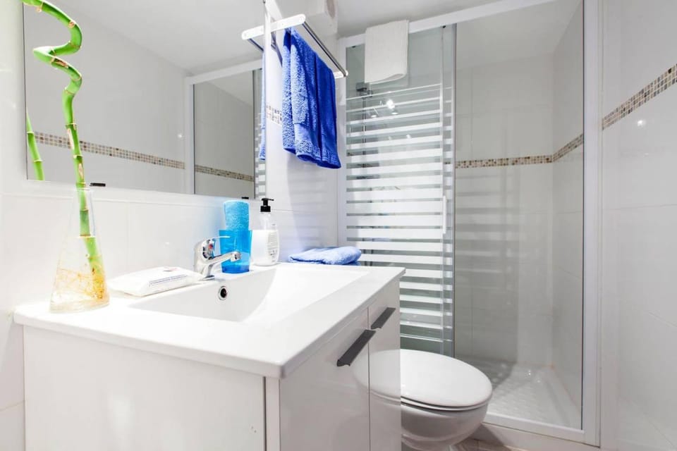 Bathroom, Photo of the whole room, Decorative detail