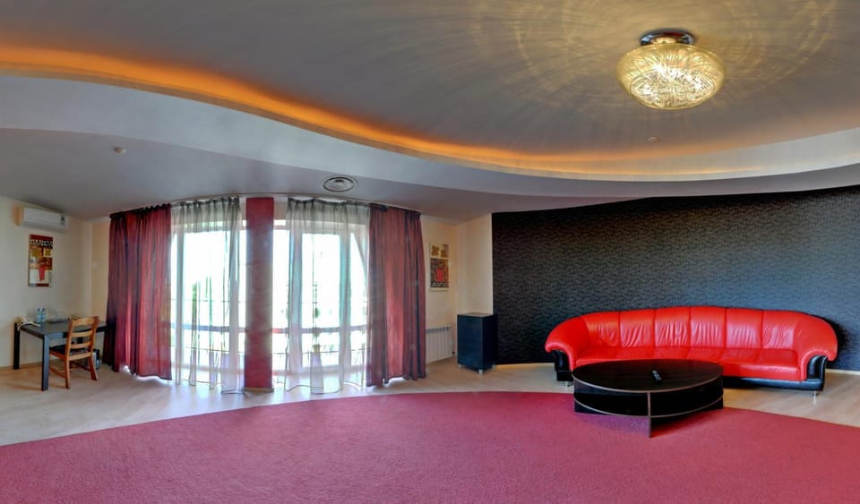 Living room, Photo of the whole room
