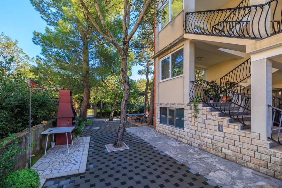 Patio, BBQ facilities