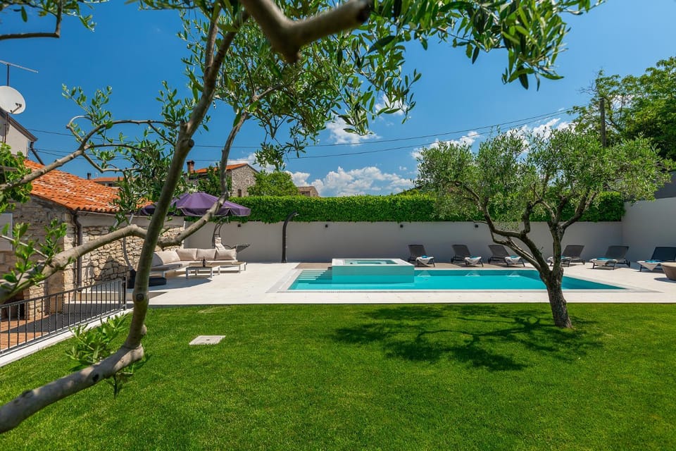Swimming pool, sunbed