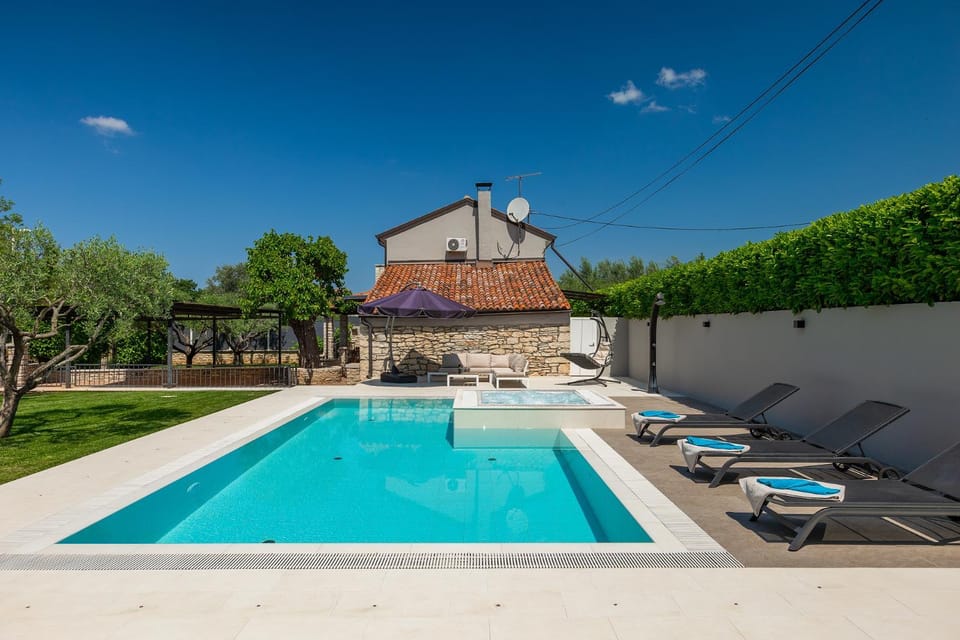 Garden, Seating area, Swimming pool, sunbed