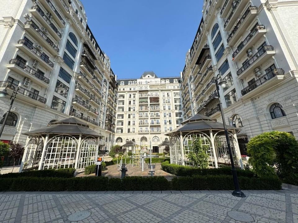 Property building, Facade/entrance, Location