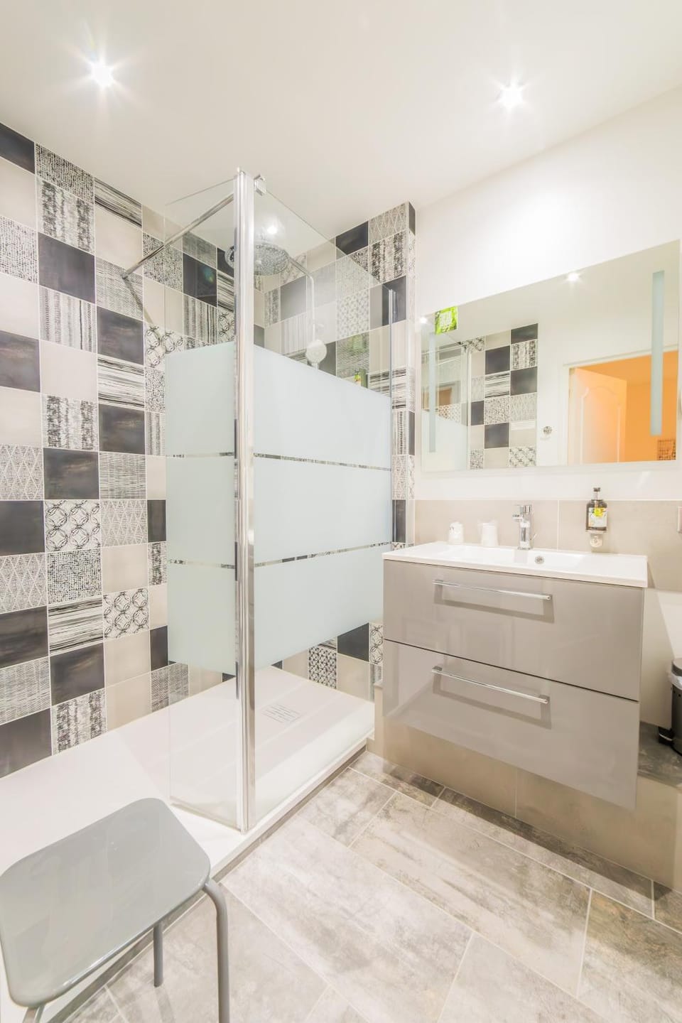 Shower, Bathroom, internet, towels