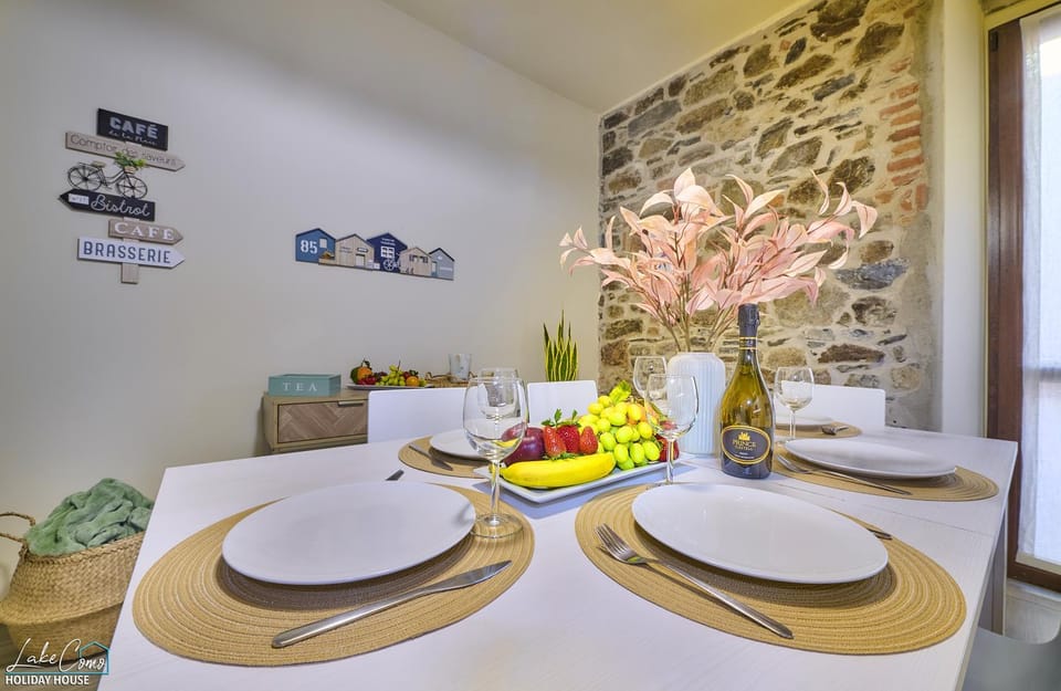 TV and multimedia, Dining area, City view, Quiet street view, air conditioner