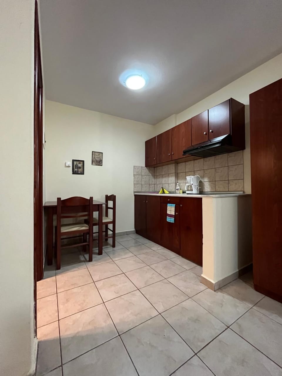 Kitchen or kitchenette, Dining area, stove