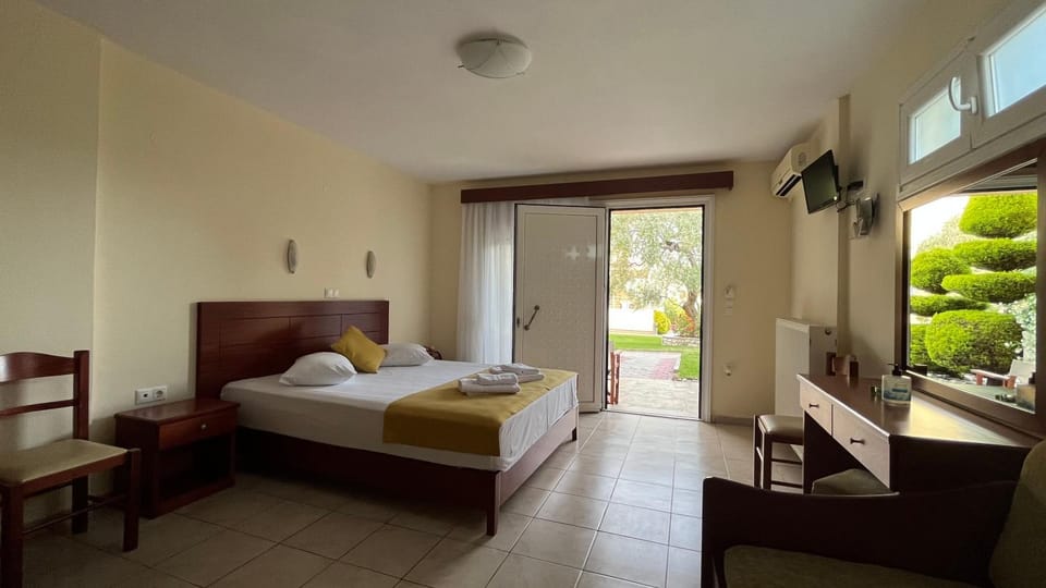 Bed, Garden, TV and multimedia, Bedroom, Garden view, towels, air conditioner