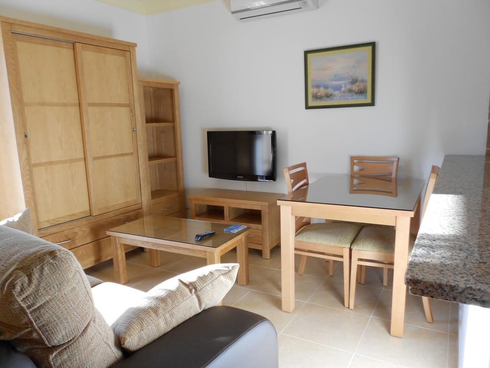 Photo of the whole room, Dining area