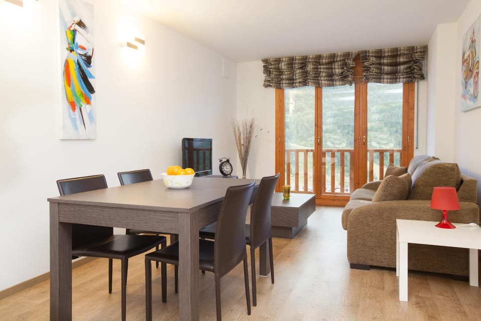 Living room, Dining area, Mountain view