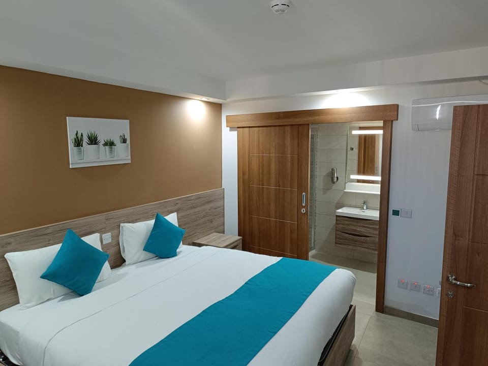 Bed, Bathroom, Photo of the whole room, Bedroom