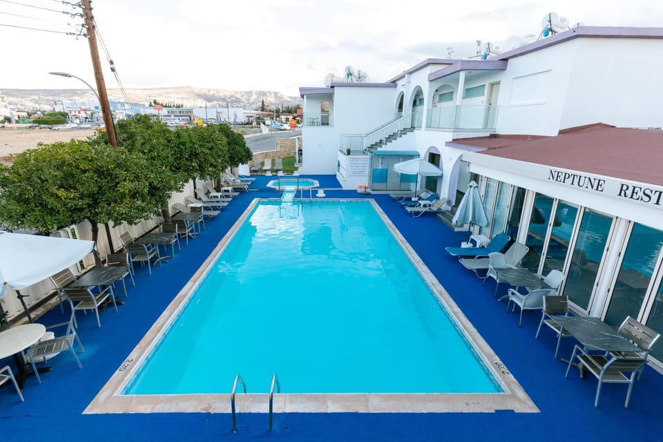 Property building, Day, Pool view, Swimming pool, sunbed